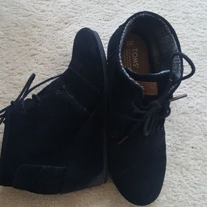 TOMS DESERT SUEDE WEDGE